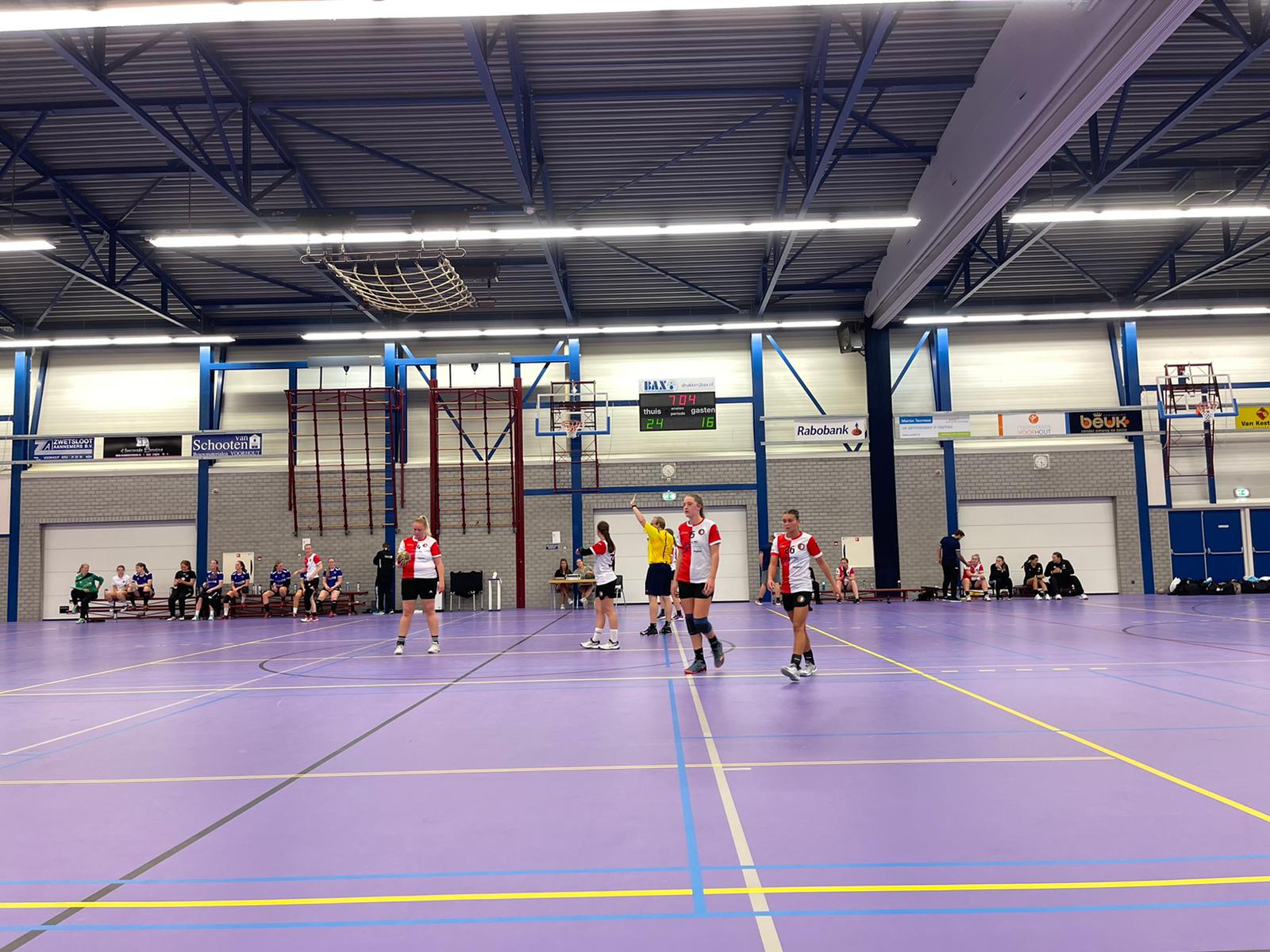Met een volle bank begonnen de dames om 15:00 in eigen hal aan de wedstrijd. Marc had vooraf al aangegeven dat het team geleerd had van de vorige wedstrijden en er vanaf het begin gelijk moest staan. Dat gebeurde gelukkig ook. 